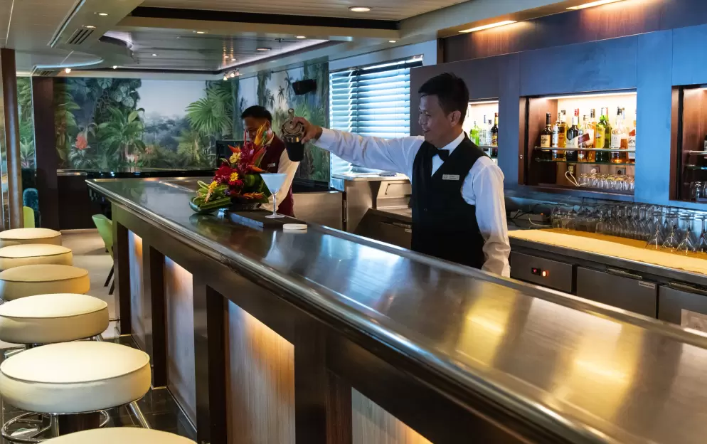 Paul Gauguin Cruises MS Paul Gauguin Piano Bar 2 ©Paul Gauguin Cruises.jpeg